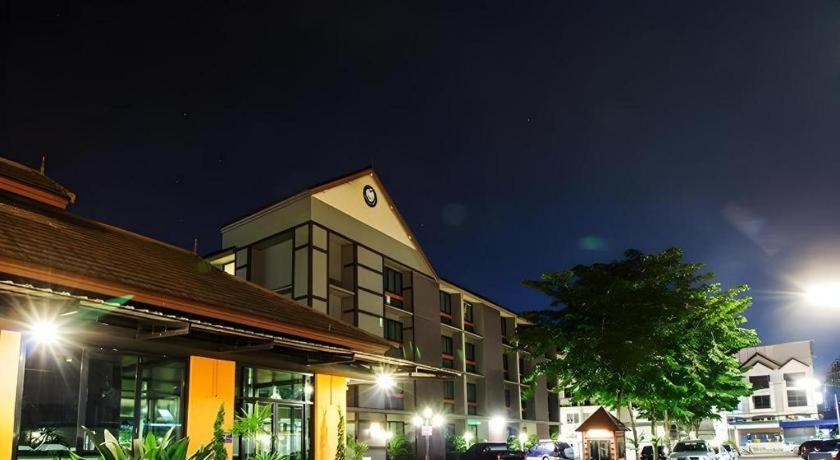 บีทู เชียงราย บูติค แอนด์ บัดเจท โฮเทล Hotel ภายนอก รูปภาพ